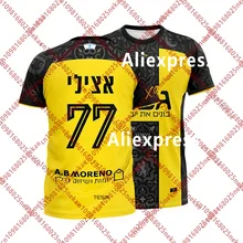 חולצת כדורגל צהוב שחור עם כיתוב עברי, מספר 77