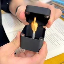 קופסת הפתעה מצחיקה עם אצבע משולשת- מתנה ייחודית