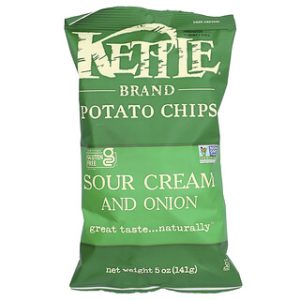צ'יפס Kettle Foods בטעם שמנת ובצל - 141 גרם