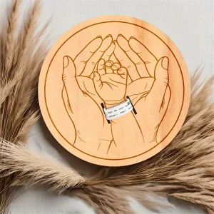לוח הנצחה עגול מעץ לתינוק - מזכרת לידה